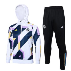 Chándal blanco y negro del Real Madrid con detalles en azul oscuro.